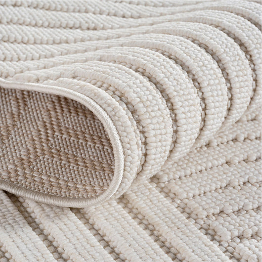 Der Teppich "2201" besticht durch eine elegante und unaufdringliche Farbkombination aus Silber, Beige und Creme. Er ist ein moderner Teppich mit hochwertiger Verarbeitung und einer Florhöhe von 7 mm. Die strapazierfähige Qualität und die einfache Reinigung machen diesen Kurzflor Teppich zu einem langlebigen und funktionalen Bodenbelag.

