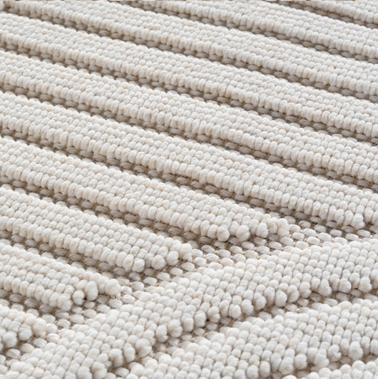 Der Wohnzimmerteppich "2201" in den sanften Nuancen Beige und Silber bietet eine weiche Haptik und ein angenehmes Laufgefühl. Die neutrale Farbgebung harmoniert wunderbar mit Textilien in Erdtönen oder Pastellfarben. Durch die geringe Florhöhe von 7 mm ist dieser Kurzflor besonders pflegeleicht und vielseitig im Flur oder Homeoffice einsetzbar.

