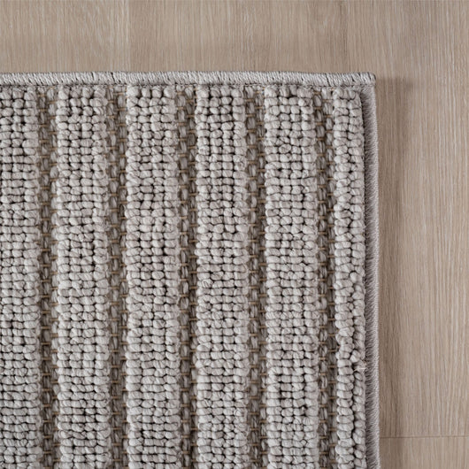 Dieser Moderne Teppich Silber/Beige zeugt von hoher Qualität und ist perfekt für ein zeitgemäßes Ambiente. Die neutralen Töne lassen sich mühelos in jede Dekoration integrieren. Als Kurzflor Modell ist er strapazierfähig und bietet eine einfache Reinigung im täglichen Gebrauch.

