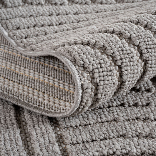 Als Allergiker Teppich überzeugt dieses Modell mit hoher Dichte (1.600 g/m²) und dem pflegeleichten Polyester. Die einfache Reinigung und die fusselarmer Kurzflor (7 mm) sind große Vorteile. Die Farben Silber, Creme und Beige sind zeitlos schön.

