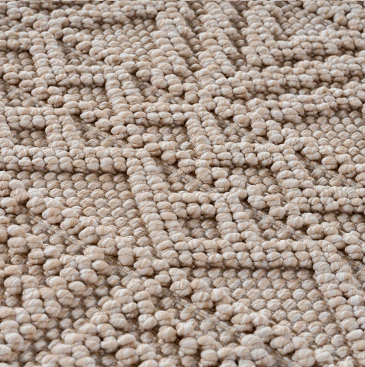 Modernes Flair mit Silber-Glanzeffekt: Erzeugen Sie ein modernes Flair mit dem Silber-Glanzeffekt in diesem Indoor-Teppich. Die Kombination aus Creme und Beige schafft eine elegante Wohnlandschaft. Pflegeleichte Qualität für höchste Ansprüche.

