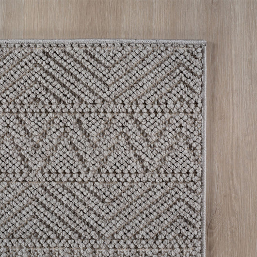 Teppich für Fußbodenheizung (Polyester): Obwohl Fußbodenheizung nicht explizit erwähnt ist, ist der Polyester-Kurzflor sehr gut dafür geeignet. Die Farben Creme und Silber schaffen eine warme und moderne Umgebung.

