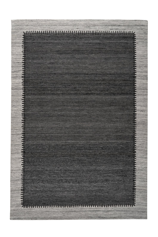 Der Teppich Phoenix in Anthrazit / Grau kombiniert stilvolles Design mit funktionalen Vorteilen. Mit einem dichten Flor aus 95 % Wolle und 5 % Polyester bietet er eine weiche, warme Oberfläche. Durch seine dezenten Farben passt der Flachflorteppich zu jeder Einrichtung und sorgt für eine angenehme Atmosphäre in jedem Raum. Ideal für moderne und klassische Einrichtungsstile.