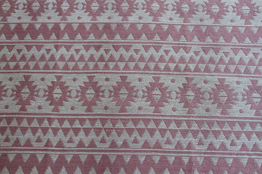 Verwandeln Sie Ihren Balkon in eine Wohlfühloase mit dem Outdoor Teppich Pink "Sunny 210". Das wetterfeste Flachgewebe aus 100% Polyester trotzt Wind und Regen. Er ist pflegeleicht, schnelltrocknend und kann problemlos auf Fliesen oder Holz platziert werden. Das moderne, grafische Design des handgefertigten Teppichs (120x170 cm) bringt Stil in Ihren Außenbereich.


