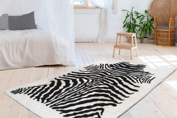 Hochflor Teppich in Schwarz-Weiß – stilvoller Look für moderne Räume.
