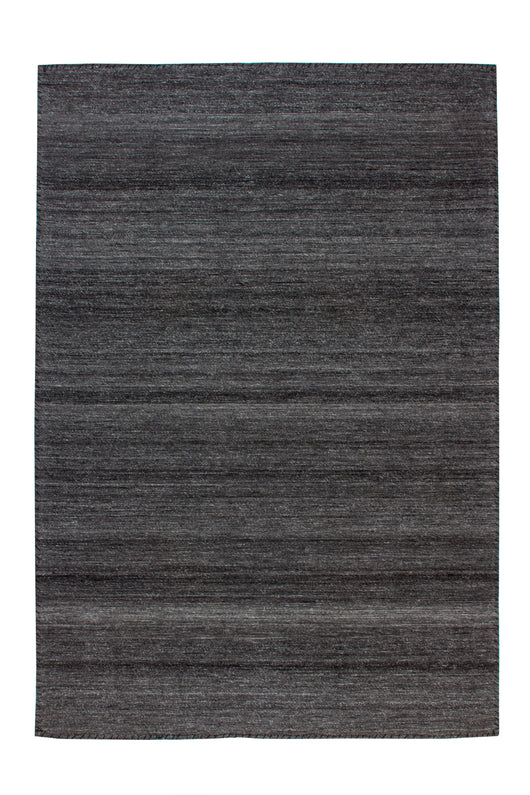Der Teppich Phoenix besticht durch seine hohe Qualität, gefertigt aus 95 % Wolle und 5 % Polyester. Dank der hochwertigen Materialien bietet dieser Teppich nicht nur optische Schönheit, sondern auch Langlebigkeit und Pflegeleichtigkeit. Der Teppich ist maschinell hergestellt und eignet sich hervorragend für jeden Raum – ob im Wohnzimmer oder als Dekoteppich im Eingangsbereich.