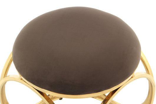 Entdecken Sie den Komfort und das Design dieses Design-Hockers. Das offene Metallgestell in Gold sorgt für einen modernen und leichten Look.