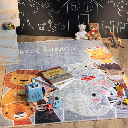 Robust und langlebig: Maschinell gewebt und mit einer Fransenoptik verziert; die strapazierfähige Qualität (1500 g/m²) hält den Belastungen im Spielzimmer stand.

