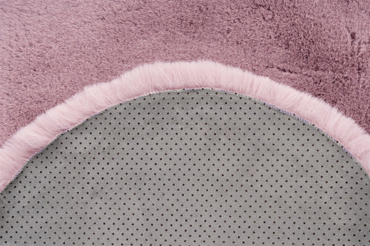 Der Teppich Rabbit Light Sheepskin in Rosa: Seine flauschige Oberfläche und das realistische Fell-Design machen ihn zum perfekten Kuschelteppich für Ihr Zuhause.