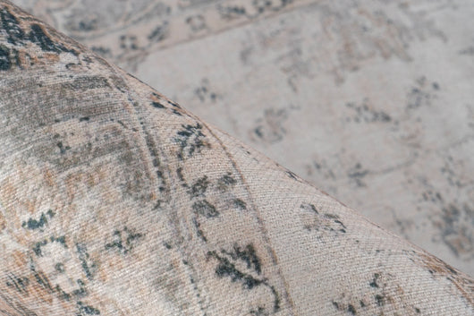 Auch für Räume mit Fußbodenheizung geeignet: der Teppich mit Vintage-Printmuster für höchsten Komfort.