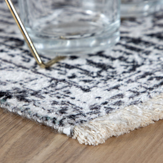 Waschbarer Outdoor-Teppich Grau: Dieser umweltfreundliche Teppich aus recycelten Materialien ist nicht nur schön, sondern auch extrem praktisch und leicht zu reinigen.