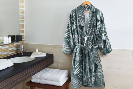 Höchste Wohlfühlqualität: Genießen Sie den luxuriösen Tragekomfort dank 100% Baumwolle – ideal als Morgenmantel oder nach der Sauna.

