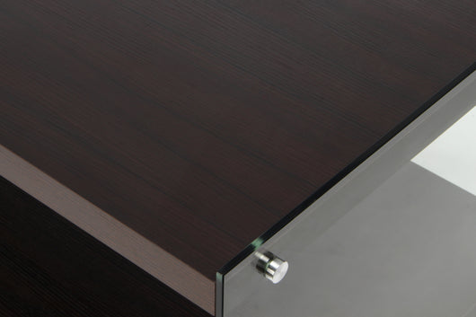 Ein modernes TV-Möbel, das mit seinem unaufdringlichen Design problemlos in jeden Einrichtungsstil integriert werden kann. Der Tisch verfügt über zwei zusätzliche Fächer und viel Ablagefläche. Er ist pflegeleicht und als Teil einer Möbelserie ideal für ein harmonisches Gesamtambiente.

