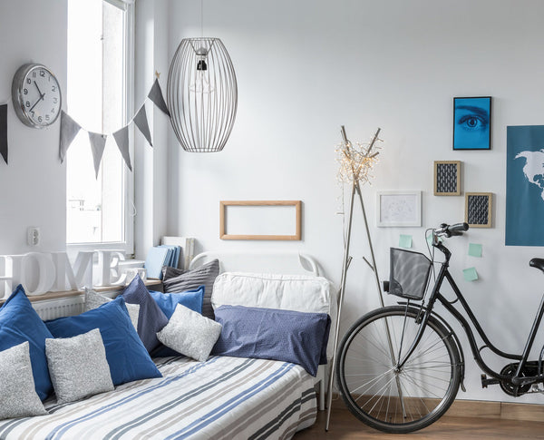 Die minimalistische Deckenlampe Reyna bietet nicht nur eine praktische Beleuchtung, sondern auch eine attraktive und gemütliche Atmosphäre.
