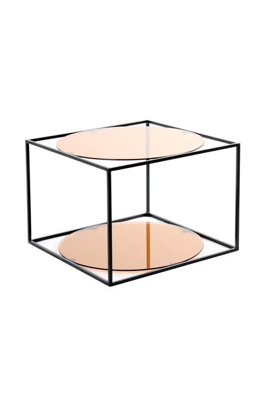 Ein würfelförmiger Beistelltisch, der Design und Funktionalität perfekt miteinander verbindet.
