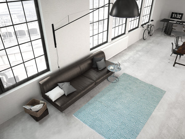 Dieser Teppich ist ein wahres Multitalent. Mit seiner weichen Haptik und dem zurückhaltenden, aber dennoch faszinierenden Design passt er zu jedem Interieur. Er peppt Ihr Zuhause auf und beweist, wie ein Teppich das gesamte Ambiente verändern kann – mit langanhaltender Farbintensität und einfacher Pflege.