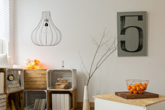 Die offene Form des Lampenschirms dieser minimalistischen Deckenlampe sorgt für wunderbare Lichteffekte im Raum.