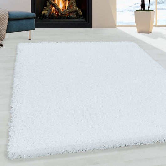 Ihr Traum-Wohnzimmer wird Realität: Bestellen Sie den SYDNEY Hochflor Teppich in Unicolor Weiß noch heute online und verwandeln Sie Ihr Wohnzimmer in einen Ort der Entspannung und Eleganz.
