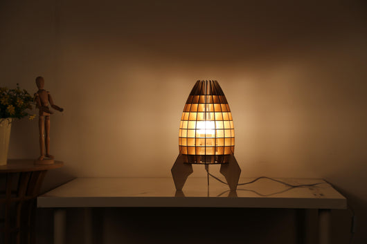 Designer Tischlampe für Ihr Zuhause: Die Aviator Tischlampe aus Naturholz ist ein Blickfang auf jedem Schreibtisch oder Nachttisch.