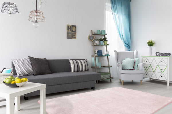 Ein Traum in Puderrosa: Der große Hochflor Teppich Bali 110, der Gemütlichkeit und Stil in Ihr Schlafzimmer bringt.