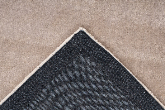 Die Farbe Champagner steht für Eleganz und Klasse. Dieser Teppich in Champagner ist die ideale Wahl, um Ihrem Wohnzimmer einen edlen und zeitlosen Look zu verleihen. Die dezenten Farbakzente sorgen für zusätzliche Tiefe und Dynamik.

