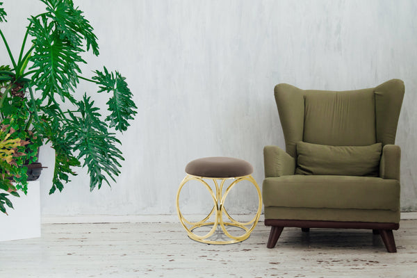 Dieser handgefertigte Sitzhocker aus der Kollektion Whitney verleiht Ihrem Zuhause mit seiner edlen Farbkombination in Taupe/Gold einen Hauch von Glamour.