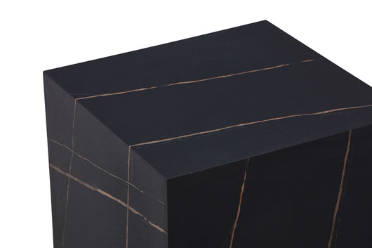 Dieser Tisch überzeugt als robuster und langlebiger Helfer im Flur oder als stylische Ablage in Ihrem Wohnzimmer.