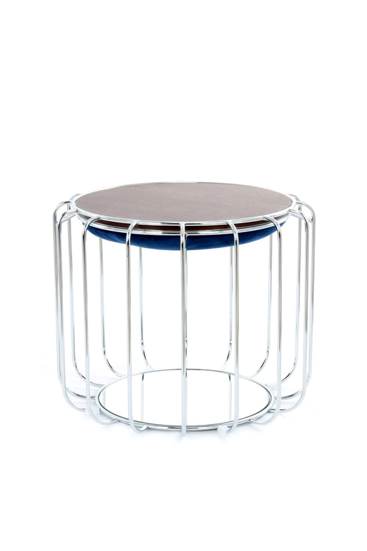 Ein praktischer Helfer im Alltag: Dieser Hocker und Beistelltisch erleichtert das Wohnen mit seinem multifunktionalen Design.