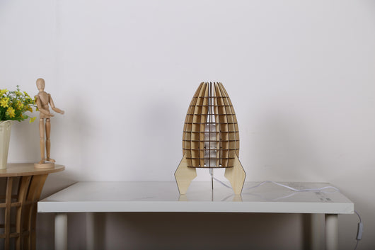Moderne Tischlampe Aviator Holz: Setzen Sie stilvolle Akzente in Ihrem Wohnzimmer. Diese einzigartige Holzlampe schafft eine warme Atmosphäre.