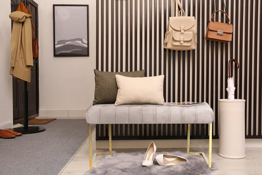 Elegante Sitzbank in Taupe mit weichem Samtbezug und goldenem Metallgestell – perfekte Ergänzung für Flur oder Schlafzimmer.