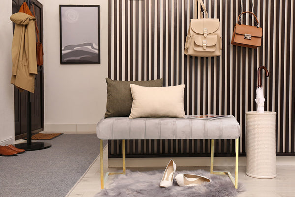 Elegante Sitzbank in Taupe mit weichem Samtbezug und goldenem Metallgestell – perfekte Ergänzung für Flur oder Schlafzimmer.