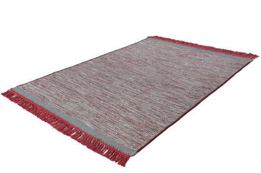 Dieser handgewebte Fransenteppich aus Wolle und Baumwolle ist ein echtes Unikat.

Ein Fransenteppich aus einem hochwertigen Material-Mix, der für ein gemütliches Ambiente sorgt.