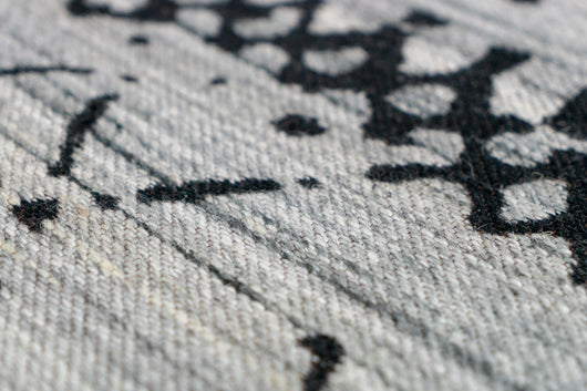 Hochwertiger Hochflor-Teppich in Creme für das Wohnzimmer. Angenehm weich unter den Füßen und ein stilvoller Hingucker in jeder Einrichtung.