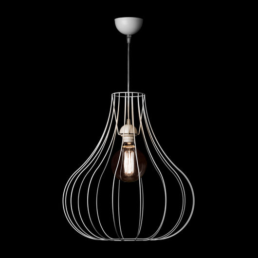 Diese Deckenlampe ist weit mehr als nur eine Lichtquelle – sie ist ein dekoratives Objekt mit Retro-Charme. Das drahtartige, offene Design erinnert an den beliebten Nostalgie-Stil und passt hervorragend zu verschiedenen Einrichtungskonzepten. Ob über dem Esstisch oder als Hauptlichtquelle in Ihrem Wohnzimmer, diese Lampe sorgt immer für eine besondere Atmosphäre.