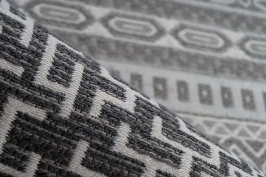 Balkonteppich Modern: Mit trendigem Ethno-Muster in dezenten Taupe- und Cremetönen.