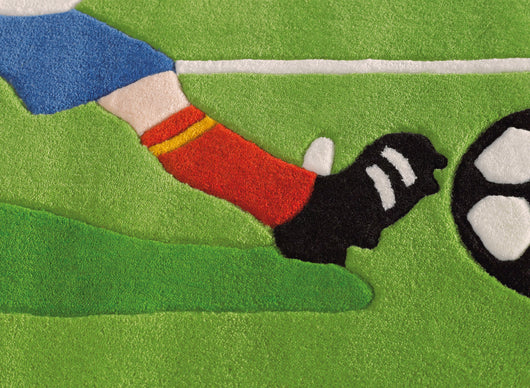 Dieser fröhliche Kinderzimmer Teppich ist das perfekte Geschenk für kleine Fußballfans und verwandelt das Spielzimmer in eine bunte Oase.