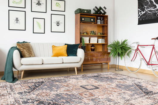 Schlafzimmer Teppich Grau Braun: Kombinieren Sie diesen vielseitigen Teppich mit modernen Möbeln für einen individuellen und harmonischen Wohnstil.