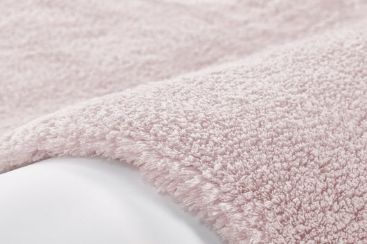 Der strapazierfähige Polyester Teppich Bali in zartem Puderrosa: Ein pflegeleichter Hochflor Teppich für Ihr Zuhause.