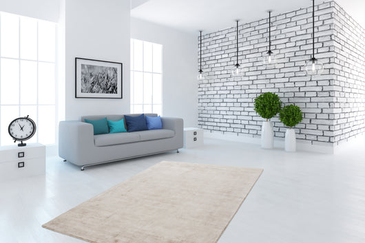 Dieser handgewebte Teppich in Elfenbein/Taupe verleiht Ihrem Raum ein modernes Retro-Design. Die spezielle Viskosefaser sorgt für einen eleganten 3D-Effekt, der das Licht auf einzigartige Weise reflektiert. Ideal für Wohnzimmer, Schlafzimmer oder Flur.​