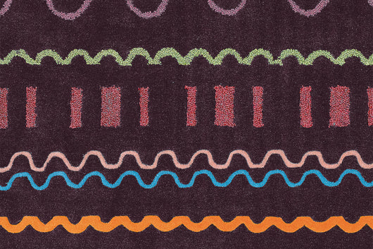 Der gemütliche Designer Teppich ist dank seines Rückens aus Polyester und Baumwolle auch für Räume mit Fußbodenheizung geeignet.