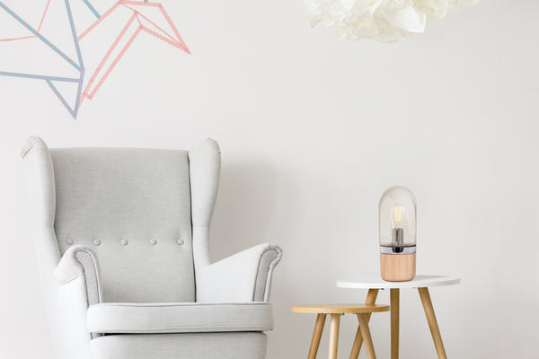 Das zeitlose Design der Tischlampe mit Glaskuppel lässt sich mühelos in jeden Wohnstil integrieren.
