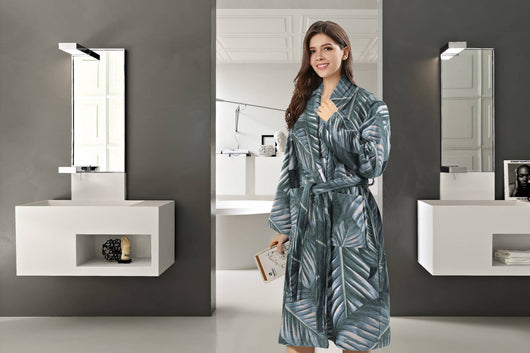 Bequeme Passform: Verfügbar in den Größen S und XL (sowie weiteren), bietet der Bademantel eine großzügige und bequeme Passform für pure Entspannung.

