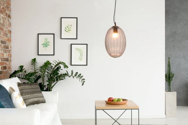 Modernes Design trifft auf Vintage-Flair: Diese Hängelampe im Vintage-Look besticht durch ihre einzigartige Form und die spezielle Oberflächenstruktur, die ihr einen unverwechselbaren Charakter verleiht.