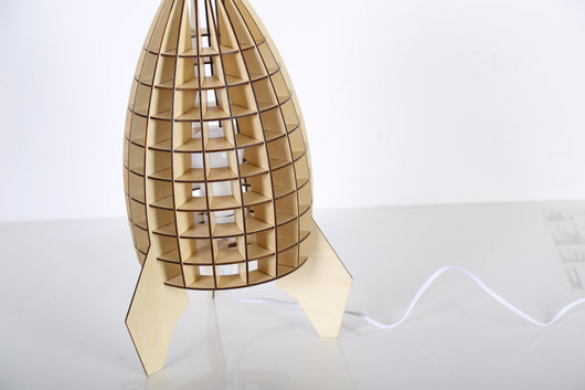 Tischlampe Kinderzimmer: Die verspielte Aviator Tischlampe ist perfekt als Hintergrundbeleuchtung oder Leselampe im Kinderzimmer.