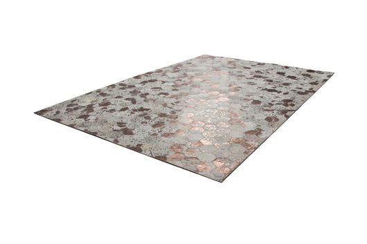 Ein Teppich mit Metallic-Applikationen aus echtem Naturprodukt, der Ihren Räumen das gewisse Etwas verleiht.