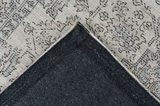 Dieser Teppich mit seinem einzigartigen verwaschenen Design ist ein optisches Highlight.