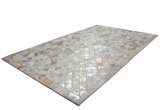 Dieser Designer Teppich mit seinem klaren Karo-Muster und der edlen Farbgebung in Grau und Silber wirkt besonders luxuriös. Er wurde entwickelt, um einen Eyecatcher in Ihrem Wohnraum zu sein und das Ambiente auf ein neues Level zu heben.

