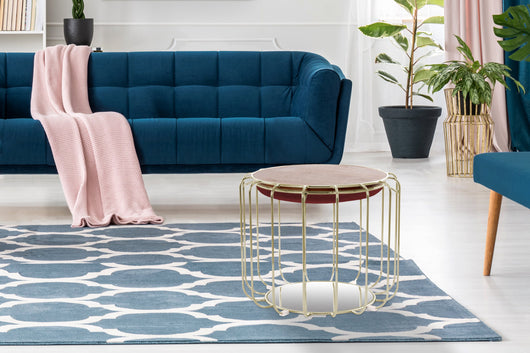 Der Hocker und Beistelltisch überzeugt mit einem eleganten Design aus rotem Samt und einem glamourösen Metallgestell in Gold.