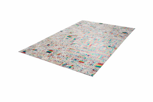 Einzigartige Echtleder Teppiche im Patchwork-Look – jedes Stück ist ein handgenähtes Unikat mit metallischen Applikationen.