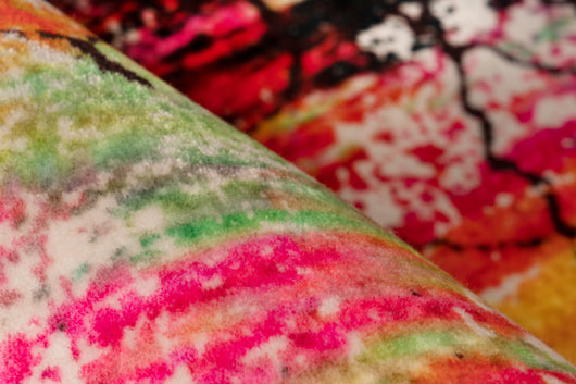 Abstrakt gemusterter Teppich: Für Liebhaber von Kunst und Design. Das abstrakt anmutende Muster dieses Teppichs macht ihn zu einem einzigartigen Element, das Ihre Persönlichkeit unterstreicht.

